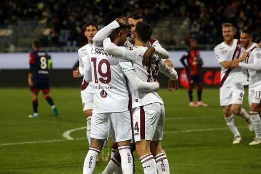 CAGLIARI, ITALY - DECEMBER 06: Antonio Sanabria of Torino celebrates his goal 0-1 with team mates during the Serie A match between Cagliari Calcio and Torino FC at Sardegna Arena on December 06, 2021 in Cagliari, Italy. (Photo by Enrico Locci/Getty Images)
