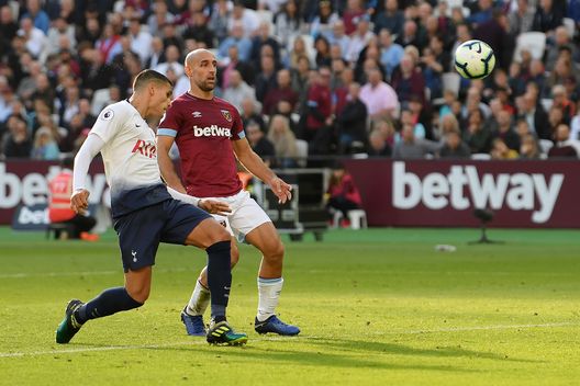 LONDON, ENGLAND - OCTOBER 20: Erik Lamela of Tottenham Hotspur scores his team's first goal while under pressure from Pablo Zabaleta of West Ham United during the Premier League match between West Ham United and Tottenham Hotspur at London Stadium on October 20, 2018 in London, United Kingdom. (Photo by Mike Hewitt/Getty Images) LONDON, ENGLAND - OCTOBER 20: Erik Lamela of Tottenham Hotspur scores his team's first goal while under pressure from Pablo Zabaleta of West Ham United during the Premier League match between West Ham United and Tottenham Hotspur at London Stadium on October 20, 2018 in London, United Kingdom. (Photo by Mike Hewitt/Getty Images)