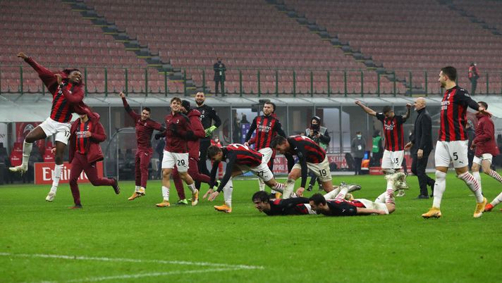 MILAN, ITALY - DECEMBER 23: AC Milan players celebrate victory following the Serie A match between AC Milan and SS Lazio at Stadio Giuseppe Meazza on December 23, 2020 in Milan, Italy. Sporting stadiums around Italy remain under strict restrictions due to the Coronavirus Pandemic as Government social distancing laws prohibit fans inside venues resulting in games being played behind closed doors. (Photo by Marco Luzzani/Getty Images) MILAN, ITALY - DECEMBER 23: AC Milan players celebrate victory following the Serie A match between AC Milan and SS Lazio at Stadio Giuseppe Meazza on December 23, 2020 in Milan, Italy. Sporting stadiums around Italy remain under strict restrictions due to the Coronavirus Pandemic as Government social distancing laws prohibit fans inside venues resulting in games being played behind closed doors. (Photo by Marco Luzzani/Getty Images)