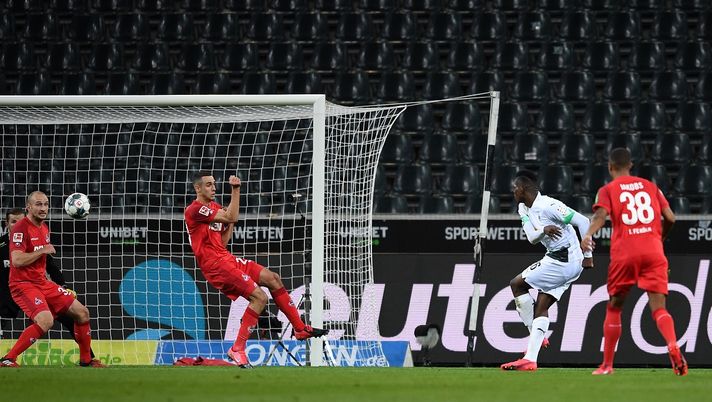 MOENCHENGLADBACH, GERMANY - MARCH 11: Breel Embolo of Borussia Monchengladbach scores his team's first goal during the Bundesliga match between Borussia Moenchengladbach and 1. FC Koeln at Borussia-Park on March 11, 2020 in Moenchengladbach, Germany. For the first time in the history of the German Bundesliga the match is played behind closed doors as a precaution against the spread of COVID-19 (Coronavirus). (Photo by Jörg Schüler/Bongarts/Getty Images) 