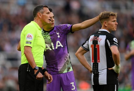NEWCASTLE UPON TYNE, ENGLAND - OCTOBER 17: Match Referee, Andre Marriner looks on as Sergio Reguilon of Tottenham Hotspur points out a potential issue in the stand during the Premier League match between Newcastle United and Tottenham Hotspur at St. James Park on October 17, 2021 in Newcastle upon Tyne, England. (Photo by Stu Forster/Getty Images) Newcastle, tragedia sfiorata: malore di un tifoso, intervengono i calciatori e permettono i soccorsi - immagine 1