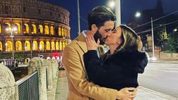 Luis Alberto e Patricia, scatto romantico al Colosseo e bacio appassionato: “Amore mio”