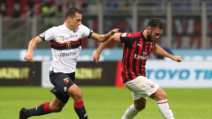 MILAN, ITALY - OCTOBER 31: Hakan Calhanoglu (R) of AC Milan competes for the ball with Romulo (L) of Genoa CFC during the serie A match between AC Milan and Genoa CFC at Stadio Giuseppe Meazza on October 31, 2018 in Milan, Italy. (Photo by Marco Luzzani/Getty Images) MILAN, ITALY - OCTOBER 31: Hakan Calhanoglu (R) of AC Milan competes for the ball with Romulo (L) of Genoa CFC during the serie A match between AC Milan and Genoa CFC at Stadio Giuseppe Meazza on October 31, 2018 in Milan, Italy. (Photo by Marco Luzzani/Getty Images)