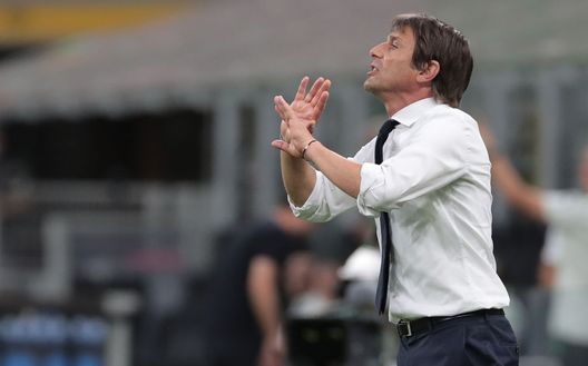 MILAN, ITALY - JUNE 24: FC Internazionale coach Antonio Conte issues instructions to his players during the Serie A match between FC Internazionale and US Sassuolo at Stadio Giuseppe Meazza on June 24, 2020 in Milan, Italy. (Photo by Emilio Andreoli/Getty Images) MILAN, ITALY - JUNE 24: FC Internazionale coach Antonio Conte issues instructions to his players during the Serie A match between FC Internazionale and US Sassuolo at Stadio Giuseppe Meazza on June 24, 2020 in Milan, Italy. (Photo by Emilio Andreoli/Getty Images)