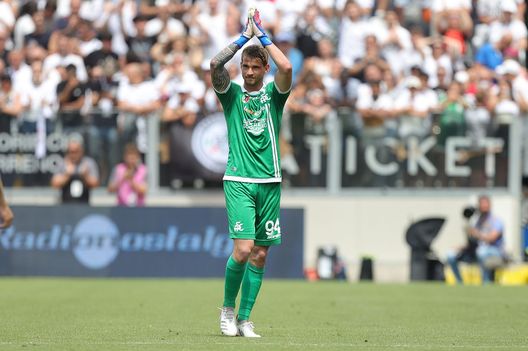 LA SPEZIA, ITALY - MAY 22: Ivan Provedel goalkeeper of Spezia Calcio greets the fans after during the Serie A match between Spezia Calcio and SSC Napoli at Stadio Alberto Picco on May 22, 2022 in La Spezia, Italy. (Photo by Gabriele Maltinti/Getty Images) Spezia, Provedel perde la calma: “Voglio andare via, è un mese che mi dicono…”- immagine 2