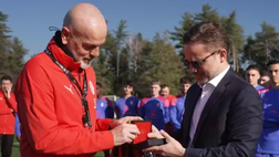 Milan, Pioli premiato da Furlani per le 100 vittorie | VIDEO