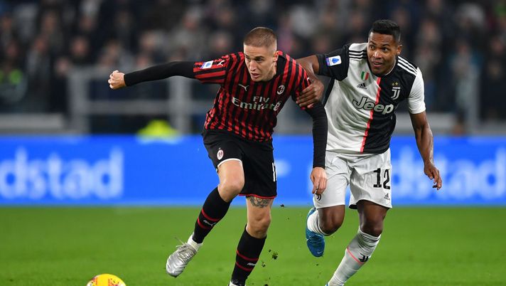 TURIN, ITALY - NOVEMBER 10:  Alex Sandro of Juventus competes for the ball with Andrea Conti of AC Milan during the Serie A match between Juventus and AC Milan at Allianz Stadium on November 10, 2019 i  (Photo by Valerio Pennicino - Juventus FC/Juventus FC via Getty Images) 