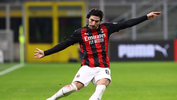 MILAN, ITALY - JANUARY 09: Sandro Tonali of AC Milan in action during the Serie A match between AC Milan and Torino FC at Stadio Giuseppe Meazza on January 9, 2021 in Milan, Italy. Sporting stadiums around Italy remain under strict restrictions due to the Coronavirus Pandemic as Government social distancing laws prohibit fans inside venues resulting in games being played behind closed doors. (Photo by Marco Luzzani/Getty Images) MILAN, ITALY - JANUARY 09: Sandro Tonali of AC Milan in action during the Serie A match between AC Milan and Torino FC at Stadio Giuseppe Meazza on January 9, 2021 in Milan, Italy. Sporting stadiums around Italy remain under strict restrictions due to the Coronavirus Pandemic as Government social distancing laws prohibit fans inside venues resulting in games being played behind closed doors. (Photo by Marco Luzzani/Getty Images)