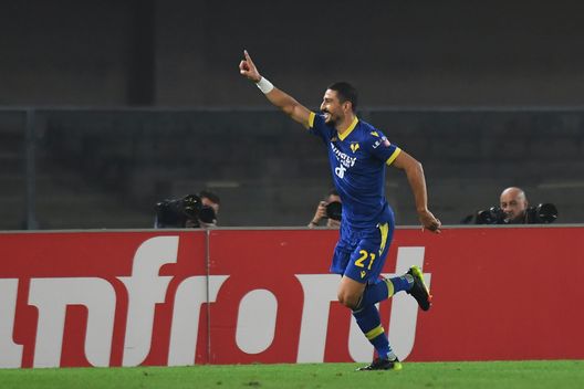 VERONA, ITALY - OCTOBER 16: Koray Gunter of Hellas Verona celebrates after scoring their team's first goal during the Serie A match between Hellas Verona and AC MIlan at Stadio Marcantonio Bentegodi on October 16, 2022 in Verona, Italy. (Photo by Alessandro Sabattini/Getty Images) Gunter segna e regala a Venuti un triste primato- immagine 2