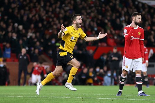 MANCHESTER, ENGLAND - JANUARY 03: Joao Moutinho of Wolverhampton Wanderers celebrates after scoring their side's first goal during the Premier League match between Manchester United and Wolverhampton Wanderers at Old Trafford on January 03, 2022 in Manchester, England. (Photo by Clive Brunskill/Getty Images) Rangnick muro contro muro: “Chi non è soddisfatto deve comunque comportarsi da professionista”- immagine 2