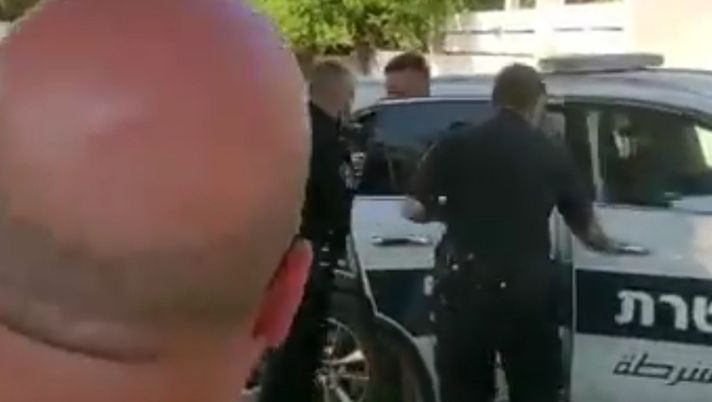 Le fasi concitate dell'arresto di Zahavi, poi rilasciato Le fasi concitate dell'arresto di Zahavi, poi rilasciato