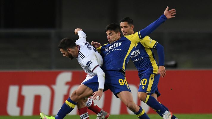 VERONA, ITALY - NOVEMBER 30: Mahitan Nandez of Cagliari Calcio competes for the ball with Giovanni Simeone of Hellas Veronaduring the Serie A match between Hellas Verona FC v Cagliari Calcio at Stadio Marcantonio Bentegodi on November 30, 2021 in Verona, Italy. (Photo by Alessandro Sabattini/Getty Images) Il Cagliari si batte a Verona, un pareggio d’orgoglio - immagine 1