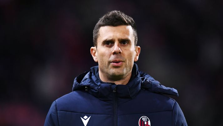 BOLOGNA, ITALY - JANUARY 23: Thiago Motta, Head Coach of Bologna FC, looks on prior to the Serie A match between Bologna FC and US Cremonese at Stadio Renato Dall'Ara on January 23, 2023 in Bologna, Italy. (Photo by Alessandro Sabattini/Getty Images) Thiago Motta: “Arnautovic non è pronto. Orsolini e Zirkzee, voglio ancora di più” - immagine 1