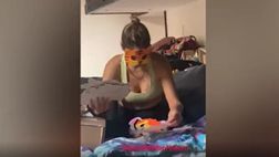 VIDEO / Sarah mascherata da tigre, De Rossi la prende in giro…