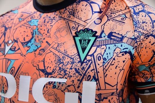A ruba la nuova t-shirt del Cadice: è il kit di Carnevale del club andaluso- immagine 2