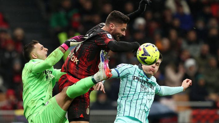 MILAN, ITALY - FEBRUARY 26: Olivier Giroud of AC Milan contends for the aerial ball with Juan Musso and Joakim Maehle of Atalanta BC during the Serie A match between AC MIlan and Atalanta BC at Stadio Giuseppe Meazza on February 26, 2023 in Milan, Italy. (Photo by Marco Luzzani/Getty Images) Milan Atalanta Giroud Musso