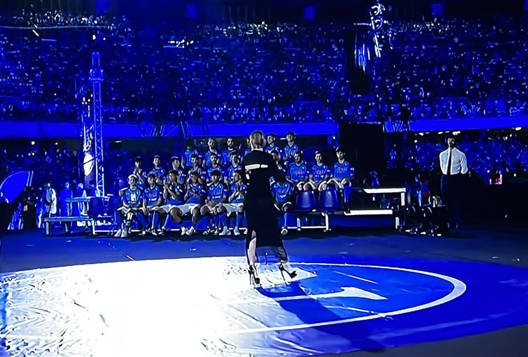 GALLERY L’emozionante esibizione di Arisa con la sciarpa del Napoli - immagine 7