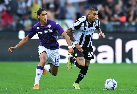 UDINE, ITALY - AUGUST 31: Youssef Maleh of ACF Fiorentina battles for possession with Roberto Pereyra of Udinese Calcio during the Serie A match between Udinese Calcio and ACF Fiorentina at Dacia Arena on August 31, 2022 in Udine, Italy. (Photo by Alessandro Sabattini/Getty Images) VN – Tutto confermato: fatta per Maleh al Lecce, già fissate le visite- immagine 2