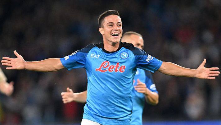 NAPLES, ITALY - OCTOBER 12: Giacomo Raspadori of SSC Napoli celebrates after scoring the second goal during the UEFA Champions League group A match between SSC Napoli and AFC Ajax at Stadio Diego Armando Maradona on October 12, 2022 in Naples, Italy. (Photo by Francesco Pecoraro/Getty Images) Formazione Napoli: Raspadori in pole, conferma Osimhen e la gestione di Lozano - immagine 1