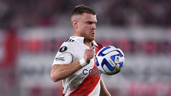 BUENOS AIRES, ARGENTINA - AUGUST 01: Lucas Beltran of River Plate drives the ball during a Copa CONMEBOL Libertadores 2023 round of sixteen first leg match between River Plate and Internacional at Estadio Más Monumental Antonio Vespucio Liberti on August 01, 2023 in Buenos Aires, Argentina. (Photo by Marcelo Endelli/Getty Images) Beltran: “Fiorentina grande progetto. Roma? Ho parlato con Dybala ma…” - immagine 1