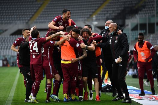 TURIN, ITALY - APRIL 03: Antonio Sanabria of Torino F.C. celebrates with teammates after scoring their team's second goal during the Serie A match between Torino FC and Juventus at Stadio Olimpico di Torino on April 03, 2021 in Turin, Italy. Sporting stadiums around Italy remain under strict restrictions due to the Coronavirus Pandemic as Government social distancing laws prohibit fans inside venues resulting in games being played behind closed doors. (Photo by Valerio Pennicino/Getty Images) TURIN, ITALY - APRIL 03: Antonio Sanabria of Torino F.C. celebrates with teammates after scoring their team's second goal during the Serie A match between Torino FC and Juventus at Stadio Olimpico di Torino on April 03, 2021 in Turin, Italy. Sporting stadiums around Italy remain under strict restrictions due to the Coronavirus Pandemic as Government social distancing laws prohibit fans inside venues resulting in games being played behind closed doors. (Photo by Valerio Pennicino/Getty Images)
