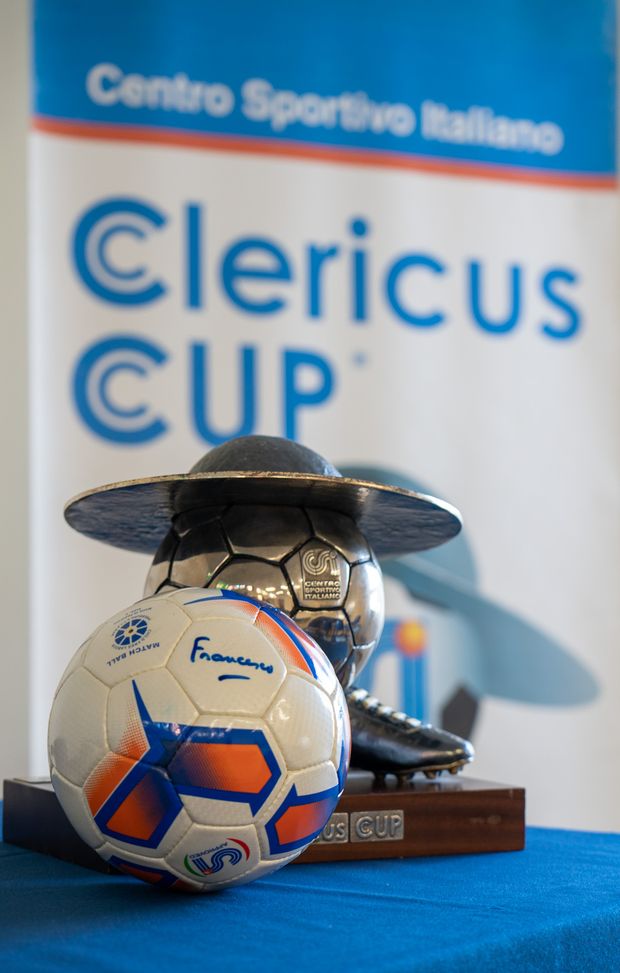 La Coppa con il Saturno e il pallone ufficiale della manifestazione La Coppa con il Saturno e il pallone ufficiale della manifestazione