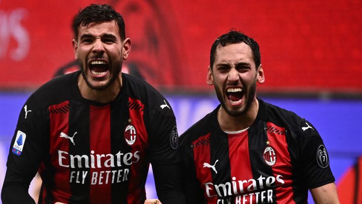 AC Milan's French defender Theo Hernandez (L) celebrates with AC Milan's Turkish midfielder Hakan Calhanoglu after scoring during the Italian Serie A football match AC Milan vs Lazio Rome on December 23, 2020 at the San Siro stadium in Milan. (Photo by Marco BERTORELLO / AFP) (Photo by MARCO BERTORELLO/AFP via Getty Images) ULTIM’ORA – Calhanoglu e Theo Hernandez positivi al Covid: il comunicato del Milan - immagine 1