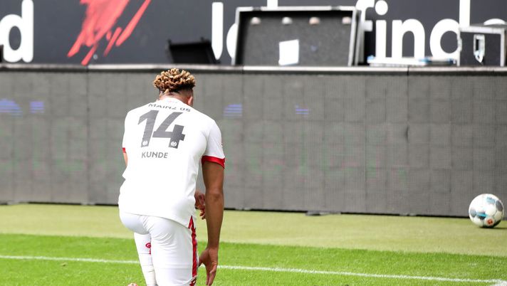 FRANKFURT AM MAIN, GERMANY - JUNE 06: Pierre Kunde Malong of 1. FSV Mainz 05 knees down to celebrate after scoring his team's second goal during the Bundesliga match between Eintracht Frankfurt and 1. FSV Mainz 05 at Commerzbank-Arena on June 06, 2020 in Frankfurt am Main, Germany. (Photo by Alexander Hassenstein/Getty Images) FRANKFURT AM MAIN, GERMANY - JUNE 06: Pierre Kunde Malong of 1. FSV Mainz 05 knees down to celebrate after scoring his team's second goal during the Bundesliga match between Eintracht Frankfurt and 1. FSV Mainz 05 at Commerzbank-Arena on June 06, 2020 in Frankfurt am Main, Germany. (Photo by Alexander Hassenstein/Getty Images)