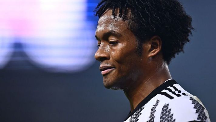 VERONA, ITALY - NOVEMBER 10: Juan Cuadrado of Juventus 
looks on during the Serie A match between Hellas Verona and Juventus at Stadio Marcantonio Bentegodi on November 10, 2022 in Verona, Italy. (Photo by Alessandro Sabattini/Getty Images)  Juve, Sky: “Alex Sandro può partire nonostante il rinnovo. Riflessioni su Cuadrado” - immagine 1