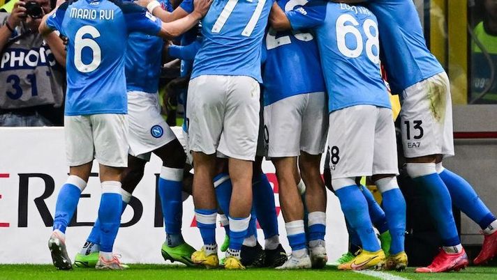 Napoli's players celebrate after opening the scoring during the Italian Serie A football match between AC Milan and Napoli on September 18, 2022 at the San Siro stadium in Milan. (Photo by MIGUEL MEDINA / AFP) (Photo by MIGUEL MEDINA/AFP via Getty Images) Gazzetta: “Napoli, un ingresso è stato un ciclone. Eccellente per questi motivi” - immagine 1