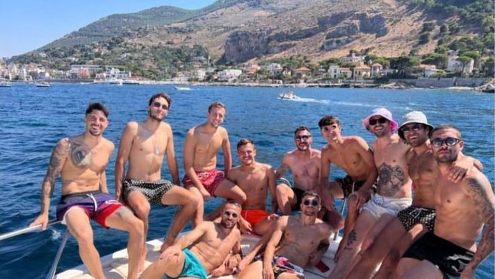 Palermo, squadra in barca a Mondello. Ci sono anche Salvatore Elia e Marco Sala  Palermo