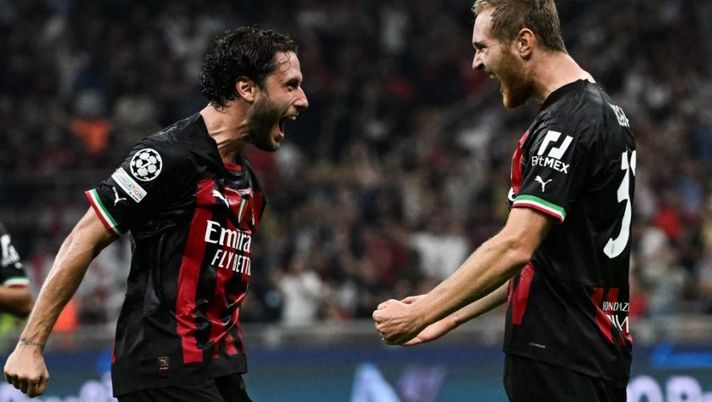 AC Milan's Italian midfielder Tommaso Pobega (R) celebrates after scoring with AC Milan's Italian defender Davide Calabria during the UEFA Champions League Group E football match between AC Milan and Dinamo Zagreb at the San Siro stadium in Milan on September 14, 2022. (Photo by MIGUEL MEDINA / AFP) (Photo by MIGUEL MEDINA/AFP via Getty Images) INFORTUNI – Novità Calabria! Demiral, Wijnaldum, Gonzalez, Pogba, Singo e stop De Silvestri - immagine 1