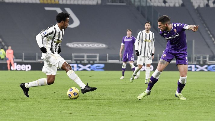 TURIN, ITALY - DECEMBER 22: Juan Cuadrado of Juventus competes for the ball with Cristiano Biraghi of ACF Fiorentina during the Serie A match between Juventus and ACF Fiorentina at Allianz Stadium on December 22, 2020 in Turin, Italy. Sporting stadiums around Italy remain under strict restrictions due to the Coronavirus Pandemic as Government social distancing laws prohibit fans inside venues resulting in games being played behind closed doors. (Photo by Daniele Badolato - Juventus FC/Juventus FC via Getty Images) TURIN, ITALY - DECEMBER 22: Juan Cuadrado of Juventus competes for the ball with Cristiano Biraghi of ACF Fiorentina during the Serie A match between Juventus and ACF Fiorentina at Allianz Stadium on December 22, 2020 in Turin, Italy. Sporting stadiums around Italy remain under strict restrictions due to the Coronavirus Pandemic as Government social distancing laws prohibit fans inside venues resulting in games being played behind closed doors. (Photo by Daniele Badolato - Juventus FC/Juventus FC via Getty Images)