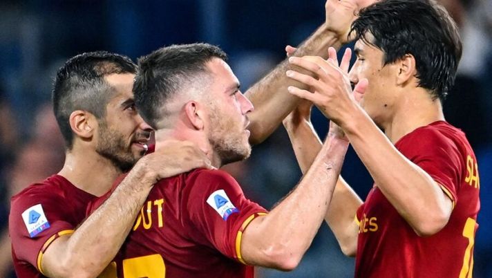 AS Roma's French midfielder Jordan Veretout (C) celebrates after scoring a goal during the Italian Serie A football match between AS Roma and ACF Fiorentina at the Olympic stadium in Rome, on August 22, 2021. (Photo by Alberto PIZZOLI / AFP) (Photo by ALBERTO PIZZOLI/AFP via Getty Images) Roma, la probabile formazione: ballottaggio per Veretout, Zaniolo out, ecco Maitland-Niles - immagine 1