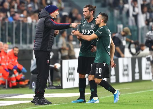 TURIN, ITALY - OCTOBER 19: Bologna FC coach Sinisa Mihajlovic instructions to his players Andrea Poli and Nicola Sansone during the Serie A match between Juventus and Bologna FC at Allianz Stadium on October 19, 2019 in Turin, Italy. (Photo by Marco Luzzani/Getty Images) TURIN, ITALY - OCTOBER 19: Bologna FC coach Sinisa Mihajlovic instructions to his players Andrea Poli and Nicola Sansone during the Serie A match between Juventus and Bologna FC at Allianz Stadium on October 19, 2019 in Turin, Italy. (Photo by Marco Luzzani/Getty Images)