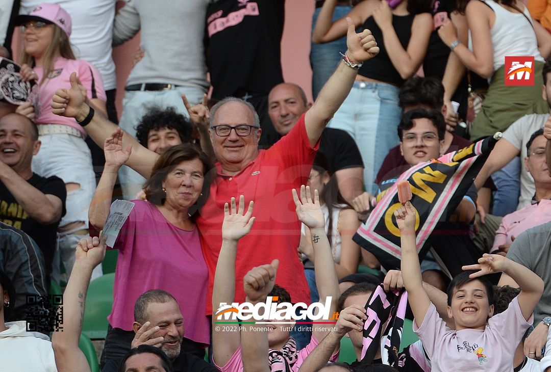 Fototifo, i tifosi allo stadio per Palermo-Feralpisaló 1-0 (gallery) - immagine 4