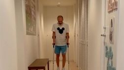 Iniesta, i primi passi dopo l’intervento (VIDEO)