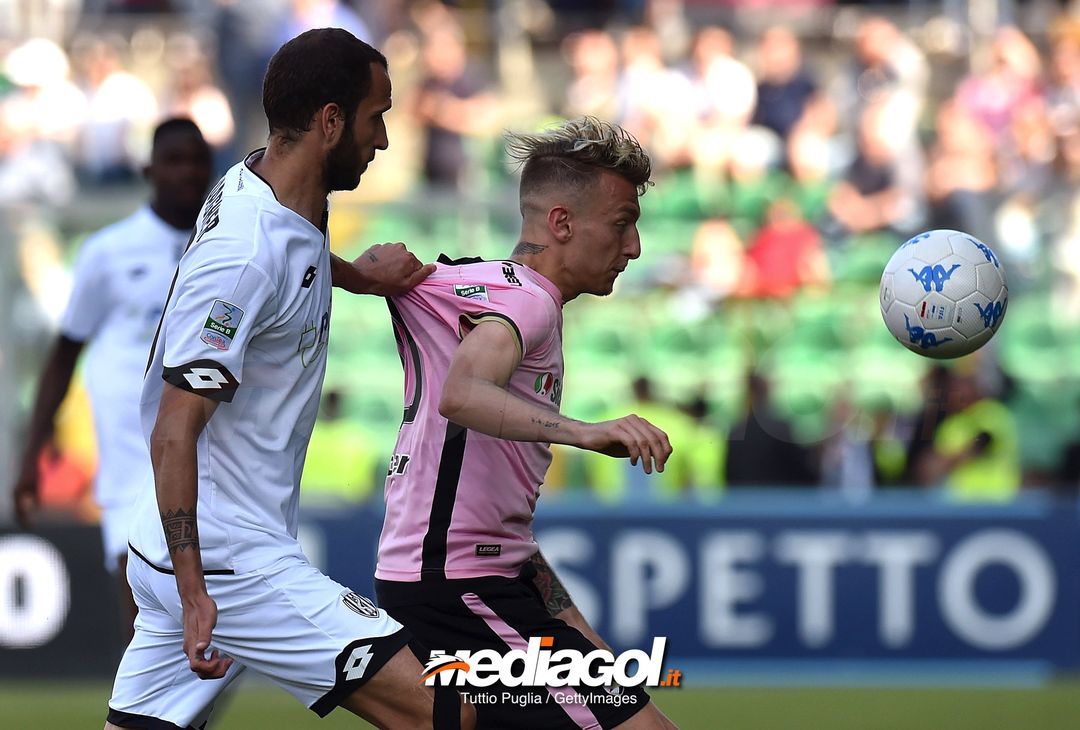  PALERMO, ITALY - MAY 12: Emanuele Suagher of Cesena and Antonino La Gumina a of Palermo compete for the ball during the serie A match between US Citta di Palermo and AC Cesena at Stadio Renzo Barbera on May 12, 2018 in Palermo, Italy.  (Photo by Tullio M. Puglia/Getty Images) 