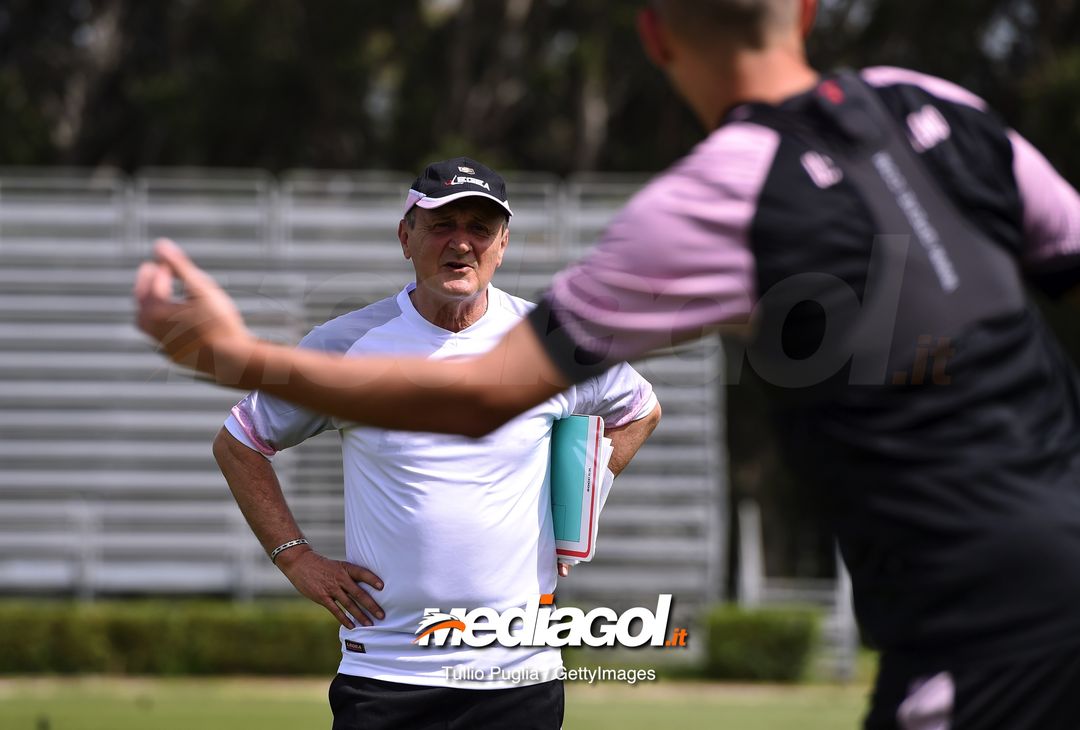  PALERMO, ITALY - APRIL 24: Delio Rossi leads a training session as new Head Coach of US Citta' di Palermo at Tenente Carmelo Onorato Sports Center on April 24, 2019 in Palermo, Italy. (Photo by Tullio M. Puglia/Getty Images) 