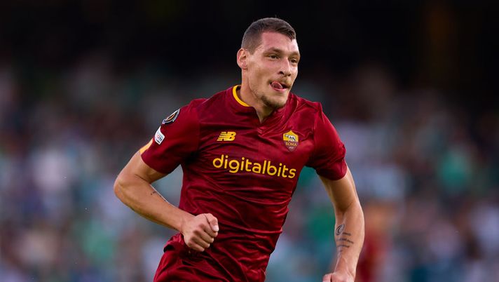 SEVILLE, SPAIN - OCTOBER 13: Andrea Bellotti of AS Roma in action during the UEFA Europa League group C match between Real Betis and AS Roma at Estadio Benito Villamarin on October 13, 2022 in Seville, Spain. (Photo by Fran Santiago/Getty Images) Roma, scatta l’ora di Belotti: le ultime prove di formazione per la Coppa Italia - immagine 1
