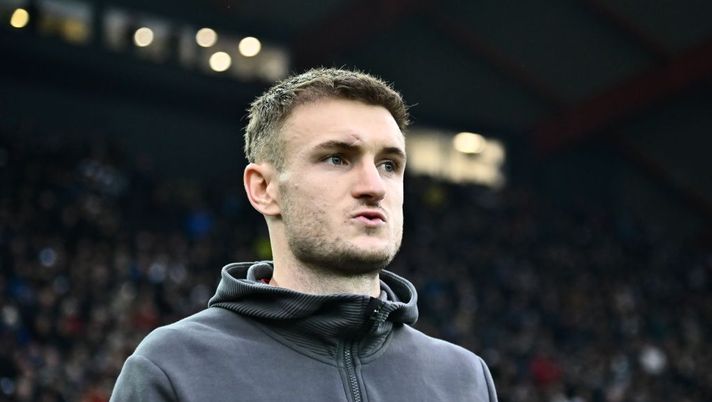 UDINE, ITALY - JANUARY 15: Stefan Posch of Bologna FC looks on during the Serie A match between Udinese Calcio and Bologna FC at Dacia Arena on January 15, 2023 in Udine, Italy. (Photo by Alessandro Sabattini/Getty Images) Bologna, infortunio muscolare e cambio obbligato per Posch: subito ghiaccio in panchina - immagine 1