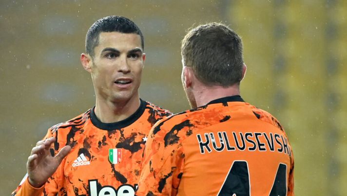 Juventus' Portuguese forward Cristiano Ronaldo (L) celebrates with Juventus' Swedish forward Dejan Kulusevski after scoring during the Italian Serie A football match Parma vs Juventus on December 19, 2020 at the Ennio-Tardini stadium in Parma. (Photo by Alberto PIZZOLI / AFP) (Photo by ALBERTO PIZZOLI/AFP via Getty Images) Chiellini, Bernardeschi, Kulusevski e non solo: il turnover di Pirlo tra coppa e Inter - immagine 1