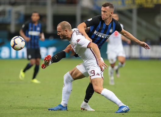 MILAN, ITALY - AUGUST 26: Lorenzo De Silvestri (front) of Torino FC competes for the ball with Ivan Perisic of FC Internazionale during the serie A match between FC Internazionale and Torino FC at Stadio Giuseppe Meazza on August 26, 2018 in Milan, Italy. (Photo by Emilio Andreoli/Getty Images ) MILAN, ITALY - AUGUST 26: Lorenzo De Silvestri (front) of Torino FC competes for the ball with Ivan Perisic of FC Internazionale during the serie A match between FC Internazionale and Torino FC at Stadio Giuseppe Meazza on August 26, 2018 in Milan, Italy. (Photo by Emilio Andreoli/Getty Images )