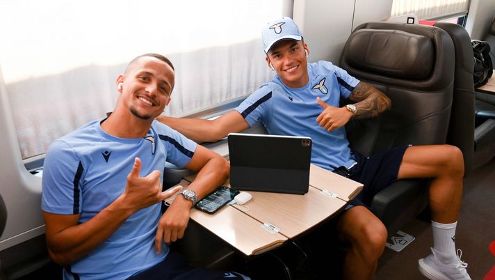 ROME, ITALY - AUGUST 20: Luiz Felipe Ramos Marchi and Joaquin Correa of SS Lazio pose during the travel of the SS Lazio team by train to Empoli on August 20, 2021 in Rome, Italy. (Photo by Marco Rosi - SS Lazio/Getty Images) Luiz Felipe: “Non era il momento migliore per abbracciare Correa, l’ho fatto solo per amicizia” - immagine 1