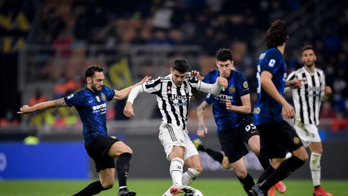 MILAN, ITALY - OCTOBER 24: Alvaro Morata of Juventus competes for the ball with Hakan Calhanoglu (L) and Alessandro Bastoni (R) of FC Internazionale during the Serie A match between FC Internazionale and Juventus at Stadio Giuseppe Meazza on October 24, 2021 in Milan, Italy. (Photo by Daniele Badolato - Juventus FC/Juventus FC via Getty Images) POST VIP – Ruggeri e Mentana condannano Dumfries. Marchisio e Lapo Elkann elogiano la mentalità bianconera - immagine 1
