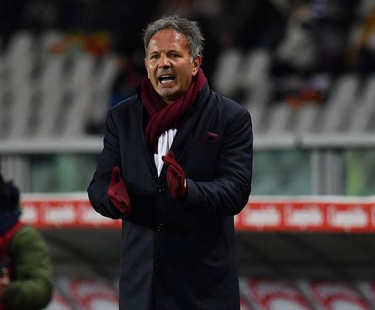  TURIN, ITALY - DECEMBER 02: Torino FC head coach Sinisa Mihajlovic shouts to his players during the Serie A match between Torino FC and Atalanta BC at Stadio Olimpico di Torino on December 2, 2017 in Turin, Italy. (Photo by Valerio Pennicino/Getty Images) 