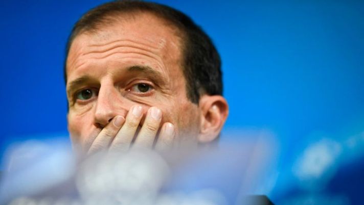 Juventus' Italian coach Massimiliano Allegri holds a press conference at the Alvalade stadium in Lisbon on October 30, 2017 on the eve of the UEFA Champions League group D football match between Sporting CP and Juventus FC. / AFP PHOTO / PATRICIA DE MELO MOREIRA (Photo credit should read PATRICIA DE MELO MOREIRA/AFP/Getty Images) Allegri: “Dybala, non dimentichiamoci di una cosa. Mandzukic, Bernardeschi, Barzagli…” - immagine 1