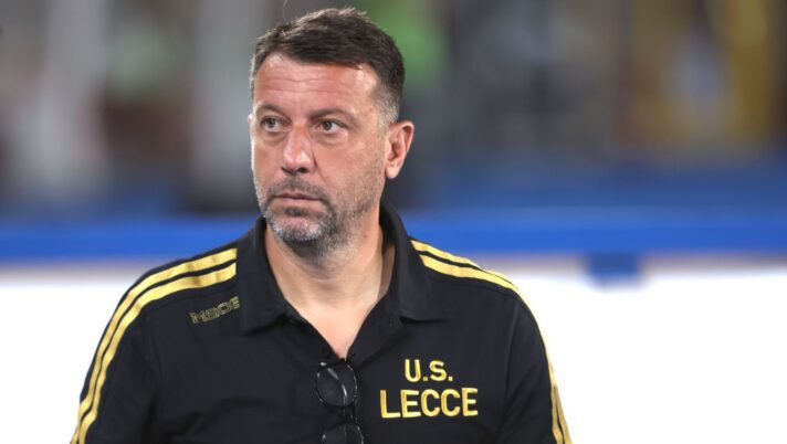 LECCE, ITALY - SEPTEMBER 22: Head coach of Lecce Roberto D'Aversa looks on prior the Serie A TIM match between US Lecce and Genoa CFC at Stadio Via del Mare on September 22, 2023 in Lecce, Italy. (Photo by Maurizio Lagana/Getty Images) D’Aversa: “Almqvist a sinistra? Rispondo così. Impressionante Strefezza, Krstovic ha fame” - immagine 1