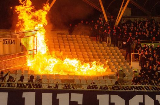 Incendio in tribuna al derby Hajduk-Dinamo: sedili in fiamme, blitz dei vigili del fuoco- immagine 2