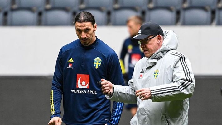 Sweden's forward Zlatan Ibrahimovic (L) speaks with Sweden's coach Janne Andersson during a training session of Sweden's national football team in Solna, on March 30, 2021, prior to the friendly match between Sweden and Estonia to be played on March 31, 2021. (Photo by Jonathan NACKSTRAND / AFP) (Photo by JONATHAN NACKSTRAND/AFP via Getty Images) Ct Svezia a sorpresa: “Ho deciso di convocare Ibra, so che il suo infortunio…” - immagine 1